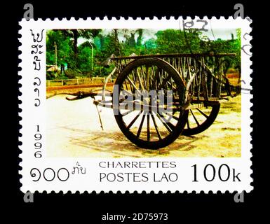 MOSCOU, RUSSIE - 25 NOVEMBRE 2017 : un timbre imprimé en République démocratique populaire lao montre une vue latérale de Land Wagon, série, vers 1996 Banque D'Images