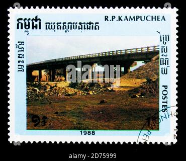 MOSCOU, RUSSIE - 25 NOVEMBRE 2017 : un timbre imprimé au Cambodge montre Bridge, série, vers 1989 Banque D'Images