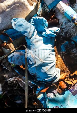 Pollution de l'environnement par les images. Le matériau de protection Covid 19 est en train de devenir un eyesore pour l'environnement, car de plus en plus de gens déversent des masques et des gants usagés partout. Harare, Zimbabwe. Banque D'Images