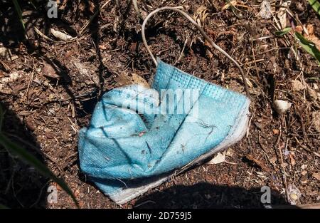 Pollution de l'environnement par les images. Le matériau de protection Covid 19 est en train de devenir un eyesore pour l'environnement, car de plus en plus de gens déversent des masques et des gants usagés partout. Harare, Zimbabwe. Banque D'Images