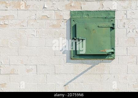 ancienne porte métallique verte dans un mur en béton Banque D'Images