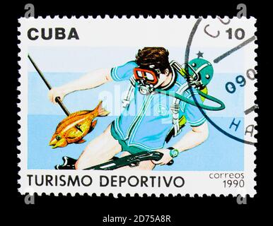 MOSCOU, RUSSIE - 25 NOVEMBRE 2017 : un timbre imprimé à Cuba montre la pêche au fer de lance, série de turisme sportif, vers 1990 Banque D'Images