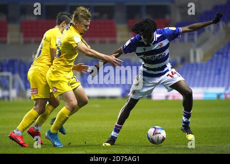 Alex Samuel de Wycombe Wanderers et Ejaria d'ovie de Reading se battent pour le ballon lors du match de championnat Sky Bet au stade Madejski, Reading. Banque D'Images