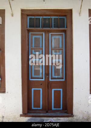 Porte traditionnelle dans un manoir de Mytilène, sur l'île de Lesvos (Lesbos), mer Egée, Grèce, Europe. Banque D'Images