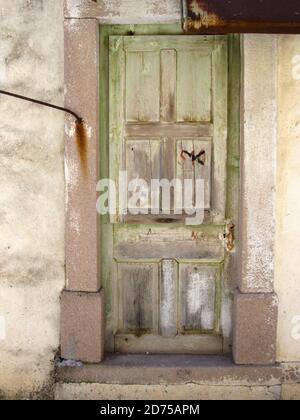 Ancienne porte en bois dans le village traditionnel de Mesotopos, sur l'île de Lesvos, Grèce, Europe Banque D'Images