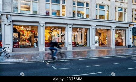 Magasin de meubles et de mode de vie sur Tottenham court Road dans le centre de Londres. La société DWELL a été créée en 2002 et appartient désormais à DFS. Banque D'Images