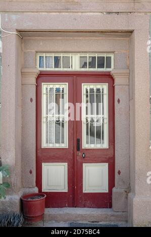 Porte traditionnelle dans un manoir de Mytilène, sur l'île de Lesvos (Lesbos), mer Egée, Grèce, Europe. Banque D'Images