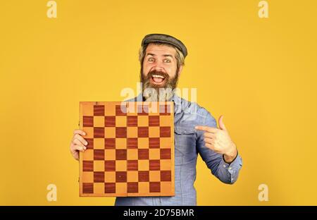 Homme barbu jouer aux échecs. Figures d'échecs. Jeux intellectuels. Grand-maître expérimenté joueur. Profitez du tournoi. Concept de stratégie de jeu. Leçon d'échecs. Développement cognitif. Concours d'échecs. Jeu de société. Banque D'Images