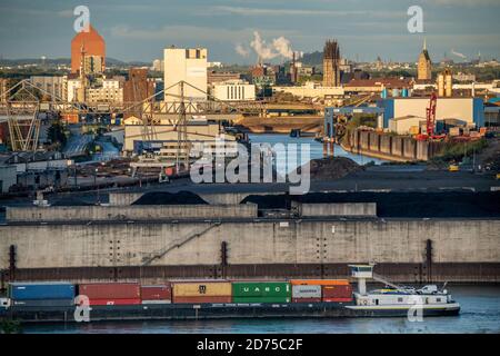 Ports de Duisburg, Rheinkai Nord, port extérieur, à l'arrière du centre-ville avec port intérieur, Archiv Turm des Landesarchiv NRW, Am Rhein, Duisburg, Banque D'Images