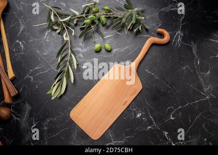 outils de cuisine en bois sculpté à la main sur la table Banque D'Images