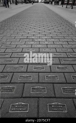 LODZ, POLOGNE - 28 JUILLET 2016: Monument aux habitants de Lodz la Rubezh du Millenium est près de quatorze mille dalles de béton en bronze Banque D'Images