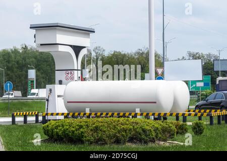 Station de gaz propane liquide. Réservoir de ravitaillement de voiture de vus moderne noir avec carburant liquide naturel de puissance alternative Banque D'Images