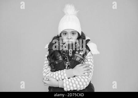 Restez actif. Il fait froid à l'extérieur. Vêtements chauds pour les enfants. Vibes d'hiver. Portrait de fille hipster. Mode rue jeunesse. Cheminée d'hiver. Sensation de froid cette saison. Habillez-vous en couches et portez un chapeau. Rêvant d'hiver. Banque D'Images