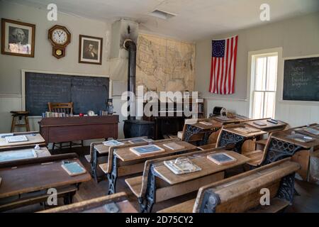 South Park City, Colorado - 16 septembre 2020 : vue intérieure de la salle de classe avec bureaux de l'école standard approuvée par l'État du Colorado. Pris dans le gho Banque D'Images