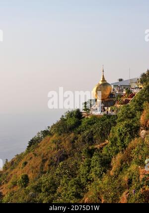 Pagode Kyaiktiyo ou pagode Golden Rock, un lieu de pèlerinage bouddhiste populaire au Myanmar Banque D'Images