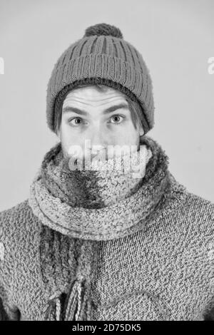 Sensation de malaise et de froid. Il a attrapé un rhume. homme pulls fashion. Les hommes pauvres. accessoire en tricot homme sans domicile. l'homme congelé une sensation de froid en hiver. pas de grippe. hiver prévisions météo. guy porter des vêtements chauds. Banque D'Images