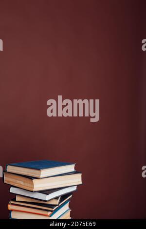 piles de livres pour la connaissance de l'éducation dans la bibliothèque de l'école sur fond marron, pour inscription Banque D'Images