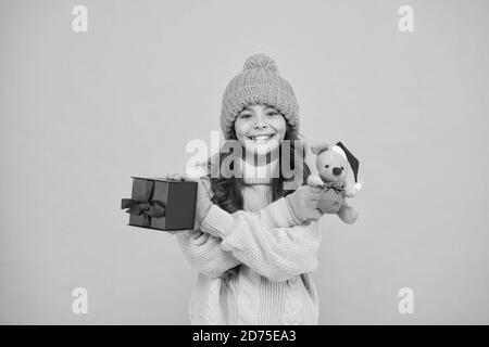 cadeau de jouet pour les souris de père noël. petite fille avec jouet souris et coffret cadeau. enfant tricoté vêtements jouer avec rat jouet. magasin de jouets pour les enfants. noël est ici. noël préféré vacances d'hiver. heureux nouvel an 2020. Banque D'Images