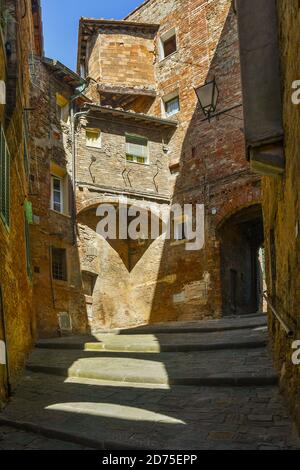 Aperçu d'une ruelle étroite dans le centre historique de Sienne, site classé au patrimoine mondial de l'UNESCO, en une journée ensoleillée, Toscane, Italie Banque D'Images