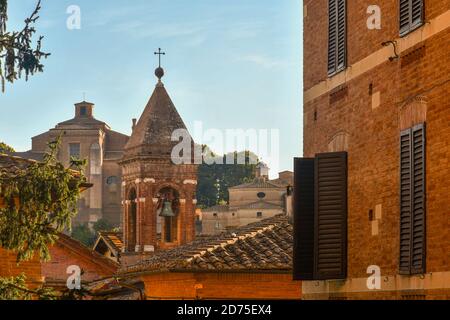 Vue sur les toits du centre historique de Sienne, UNESCO W.H. Site, avec les églises de Sant'Agostino et San Giuseppe en arrière-plan, Toscane, Italie Banque D'Images