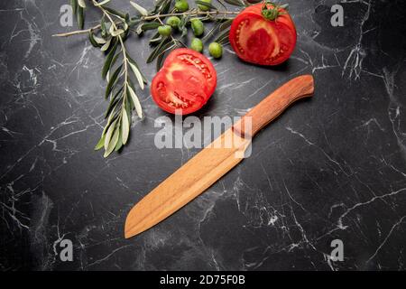 couteau à légumes en bois avec tomate Banque D'Images