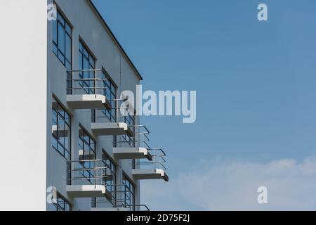 Petits balcons sur le bâtiment Bauhaus à Dessau sur clair jour avec ciel bleu Banque D'Images