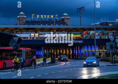 La gare centrale d'Essen, Europaplatz, an der Freiheit, bâtiment Handelshof avec logo Essen, Essen, NRW, Allemagne, Banque D'Images