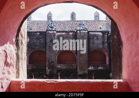 Vue à travers l'arche orange de l'ancien couvent monestaraire de San Bernardino de Sienne à Valladolid, Yucatan, Mexique Banque D'Images