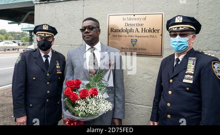 New York, États-Unis. 20 octobre 2020. Chef adjoint et directeur général Bureau du transport en commun Vincent Coogan, père de Randolph Holder, chef du Bureau du transport en commun Edward Delatorre participe à l'inauguration du nom du pont et à l'installation de la plaque à la mémoire de son fils à Harlem, New York, le 20 octobre 2020. Passerelle piétonne au-dessus de Franklin D. Roosevelt Drive à la 120e rue où l'officier Holder a été tué en 2015 relie les rues Harlem et le vélo public et la passerelle le long de la rivière Harlem. (Photo de Lev Radin/Sipa USA) crédit: SIPA USA/Alay Live News Banque D'Images