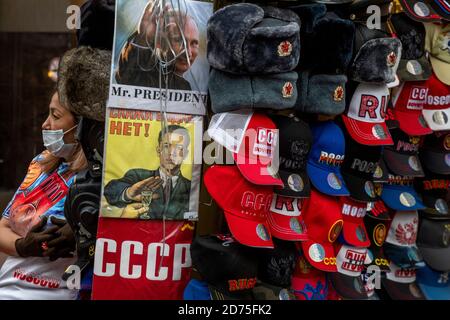 Moscou, Russie. 18 juillet, 2020 rue compteur d'une boutique de souvenirs avec des chapeaux et des affiches soviétiques sur la rue Arbat dans le centre de Moscou, Russie Banque D'Images