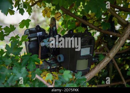 Wendover, Buckinghamshire, Royaume-Uni. 20 octobre 2020. Un type d'appareil de surveillance à l'extérieur d'une maison de campagne et d'une ancienne maison qui a fait l'objet d'un bon de commande obligatoire par HS2 qui a été embarqué en attendant d'être démoli par HS2. Les travaux de construction de HS2 pour la très controversée liaison ferroviaire à grande vitesse de Londres à Birmingham ont commencé dans le Buckinghamshire et les travaux de mise en œuvre de HS2 pour le projet seraient déjà de 800 millions de livres par rapport au budget. Crédit : Maureen McLean/Alay Banque D'Images