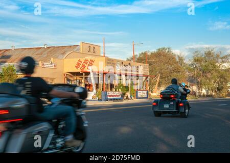 Seligman USA - septembre 29 2015 ; les motards se brouillent alors que le Pass Road Runner café et boutique de souvenirs lors d'un voyage en voiture tandis que l'ombre du matin couvre encore la rade Banque D'Images