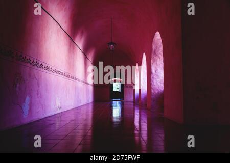 Couloir rose orange de l'ancien couvent monestaire de San Bernardino de Sienne à Valladolid, Yucatan, Mexique Banque D'Images
