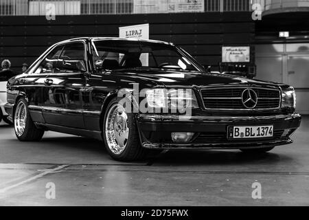 PAAREN IM GLIEN, ALLEMAGNE - 03 OCTOBRE 2020 : la voiture de luxe Mercedes-Benz C126 SEC (coupé). Noir et blanc. Die Oldtimer Show 2020. Banque D'Images