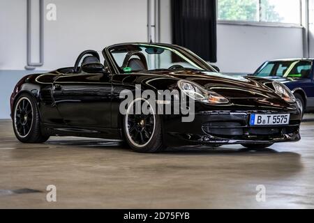 PAAREN IM GLIEN, ALLEMAGNE - 03 OCTOBRE 2020: Voiture de sport Porsche Boxster 986. Die Oldtimer Show 2020. Banque D'Images