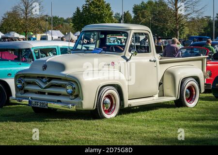 PAAREN IM GLIEN, ALLEMAGNE - 03 OCTOBRE 2020 : pick-up pleine grandeur Ford F-100, 1955. Die Oldtimer Show 2020. Banque D'Images