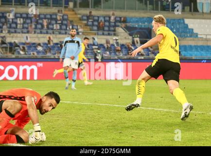 ROM, Italie. 20 octobre 2020. Football: Ligue des Champions, Latium Rome - Borussia Dortmund, groupe F, rencontre 1 au Stadio Olimpico di Roma. Erling Haaland (r) de Dortumnd célèbre son objectif 1:2. Credit: Cesar Luis de Luca/dpa/Alay Live News Banque D'Images