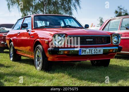 PAAREN IM GLIEN, ALLEMAGNE - 03 OCTOBRE 2020 : voiture sous-compacte Toyota Corolla Liftback (E30), 1976. Die Oldtimer Show 2020. Banque D'Images