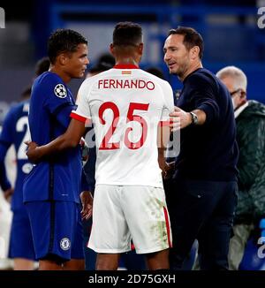 Thiago Silva de Chelsea (à gauche) et le Manager Frank Lampard (à droite) avec Francisco Fernando de Séville après le match de la Ligue des champions de l'UEFA à Stamford Bridge, Londres. Banque D'Images