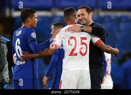 Thiago Silva de Chelsea (à gauche) et le gérant Frank Lampard (à droite) avec Francisco Fernando de Séville après le match de la Ligue des Champions à Stamford Bridge, Londres. Banque D'Images