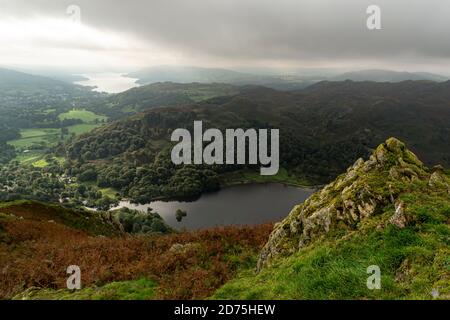 Vue plongeante de l'eau de Rydal depuis la cicatrice NAB à la Début du Fairfield Horseshoe Banque D'Images