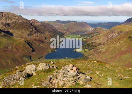 La vue depuis le sommet de Fleetwith Pike sur Buttermere Et Crummock Water entouré par les hauts fells sur un jour d'automne d'une clarté exceptionnelle Banque D'Images