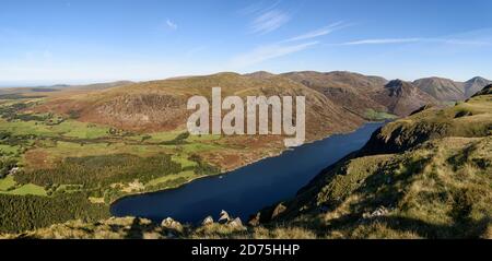 Vue panoramique sur la longueur de Wast Water de Whin Rigg lors d'une journée d'automne extrêmement claire. Banque D'Images