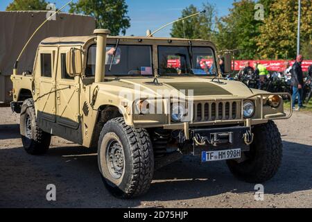 PAAREN IM GLIEN, ALLEMAGNE - 03 OCTOBRE 2020 : voiture blindée légère AM General Humvee, 1985. Die Oldtimer Show 2020. Banque D'Images