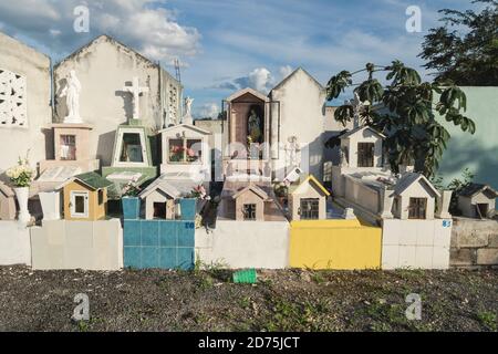 Tombales typiques mexicains colorés dans un cimetière à Valladolid, Yucatan, Mexique Banque D'Images