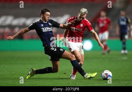 La DAEL Fry de Middlesbrough (à gauche) et Andreas Weimann de Bristol City se battent pour le ballon lors du match du championnat Sky Bet à Ashton Gate, Bristol. Banque D'Images