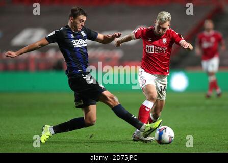 La DAEL Fry de Middlesbrough (à gauche) et Andreas Weimann de Bristol City se battent pour le ballon lors du match du championnat Sky Bet à Ashton Gate, Bristol. Banque D'Images