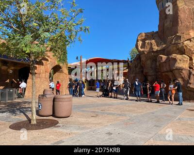 Orlando,FL/USA-10/18/20: Les gens attendent dans une longue file d'attente à l'entrée de Islands of Adventure à Universal Studios tout en portant des masques et des socia Banque D'Images