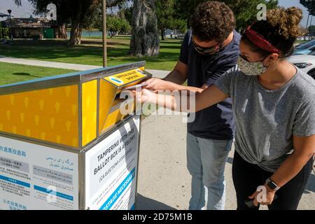 Burbank, CA. 26 juillet 2020. Les personnes portant un masque de visage déposer leur bulletin dans une boîte de vote officielle Mardi 20 octobre 2020, à Burbank, en Californie. Crédit: Ringo Chiu/ZUMA Wire/Alay Live News Banque D'Images