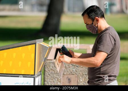 Burbank, CA. 26 juillet 2020. Un homme portant un masque de visage dépose son bulletin dans une boîte de vote officielle Mardi, 20 octobre 2020, à Burbank, en Californie. Crédit: Ringo Chiu/ZUMA Wire/Alay Live News Banque D'Images